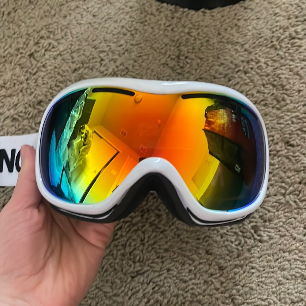 Snowboarding goggles - Picture 3 of 5